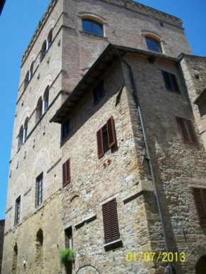 Отель La Torre Nomipesciolini  Сан-Джиминьяно